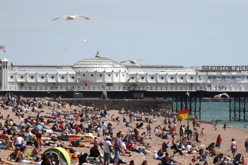 Brighton: Die Menschen genießen das Wetter am Strand am Brighton Palace Pier.