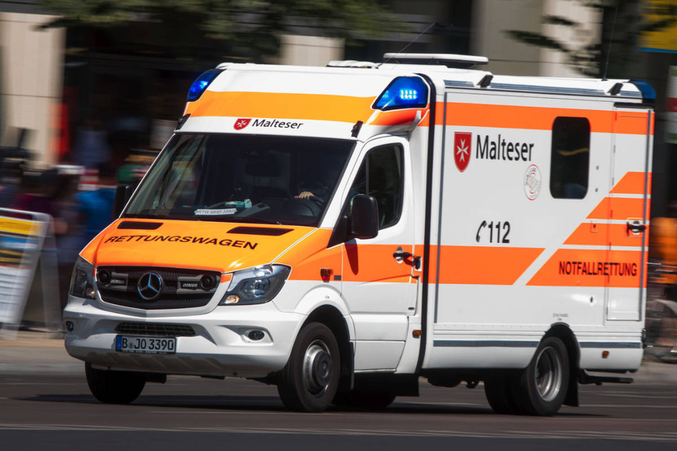 Berlin: Zehnjähriger rennt zum Bus: Von 92-Jährigem mit Auto erfasst und schwer verletzt