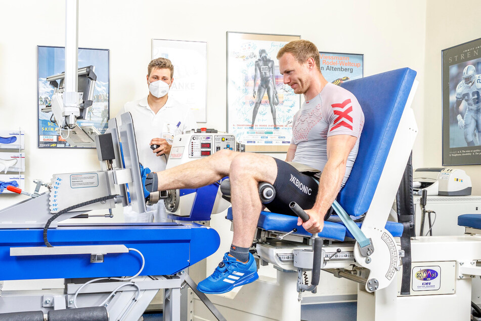 Bob-Spitzenathlet Francesco Friedrich (31) trainierte in der Uniklinik an der Spezial-Beinpresse. Sportmediziner Philipp Flößel (36) überwacht die Daten.