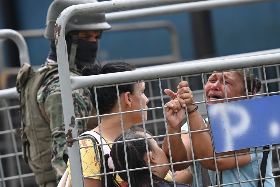 Verzweifelte Menschen bangen um ihre Angehörigen am Gefängnis von Guayaquil.