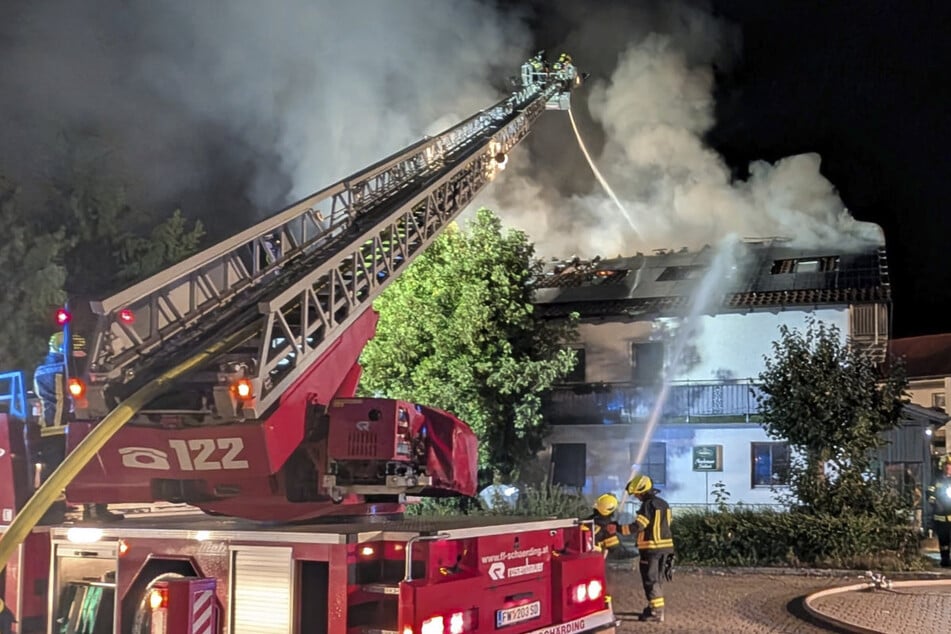 Wohnhaus mit Gaststätte in Flammen: Retter holen acht Bewohner aus Gebäude