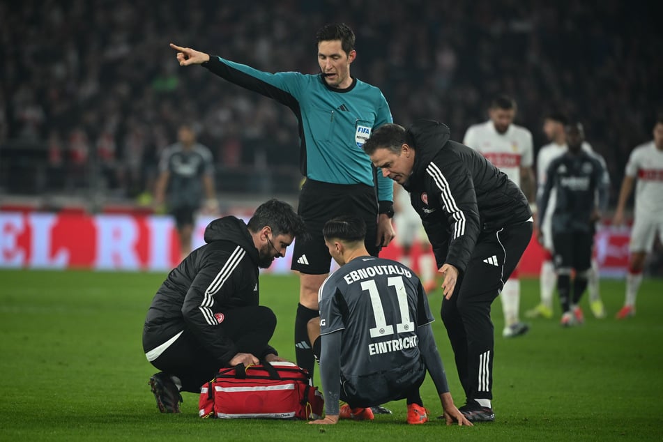 Winter-Neuzugang Younes Ebnoutalib (M.) ließ sich zunächst auf dem Feld behandeln, doch es ging nicht mehr weiter.