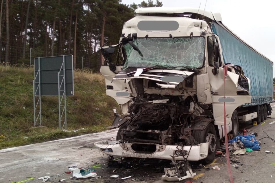 In Fahrerkabine eingeklemmt! Sattelzugfahrer bei Unfall auf A2 schwer verletzt