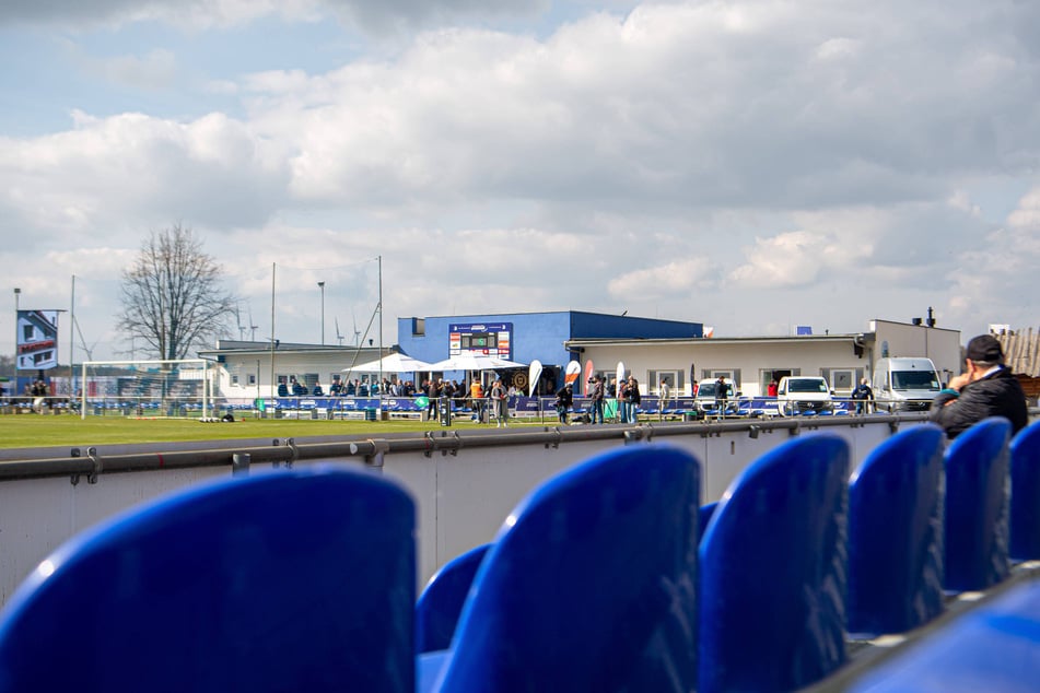 So sieht die eigentliche Sitzplatztribüne des Krieschower Sportparks aus.