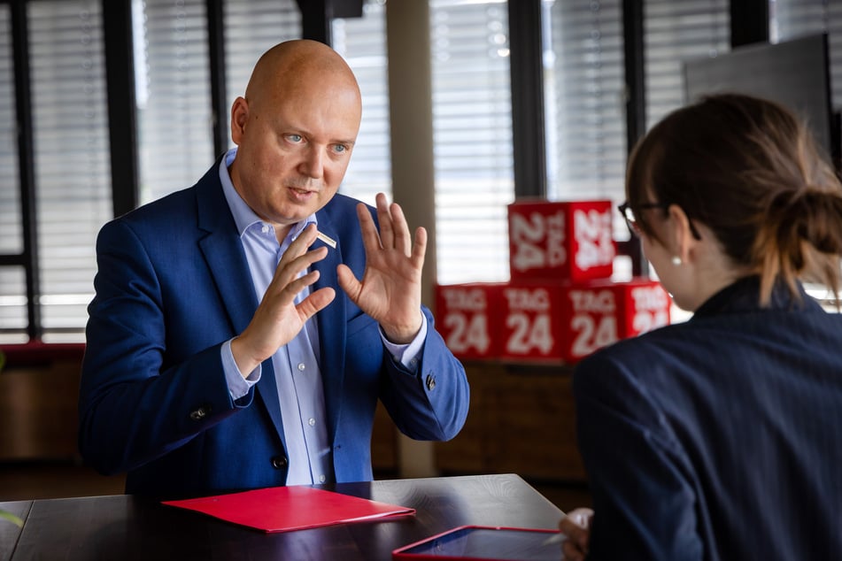 Sparkassen-Sprecher Sven Mücklich (48) erklärt, warum die Sparkasse das Konto der rechtsextremen "Freien Sachsen" führen muss, obwohl sie nicht will.