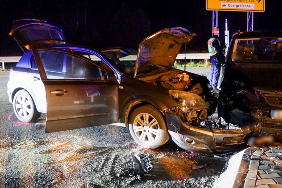 Unfall A72: Sperrung nach schwerem Kreuzungscrash an A72-Anschlussstelle