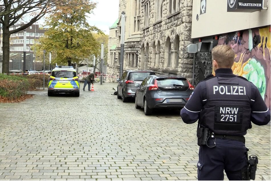 Polizisten sicherten die Umgebung der Essener Synagoge. Auch ein Sprengstoffhund kam zum Einsatz.