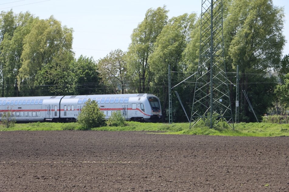 In Hürth kam es am vergangenen Donnerstag zu einem verheerenden Unfall mit einem Intercity, bei dem zwei Arbeiter starben.