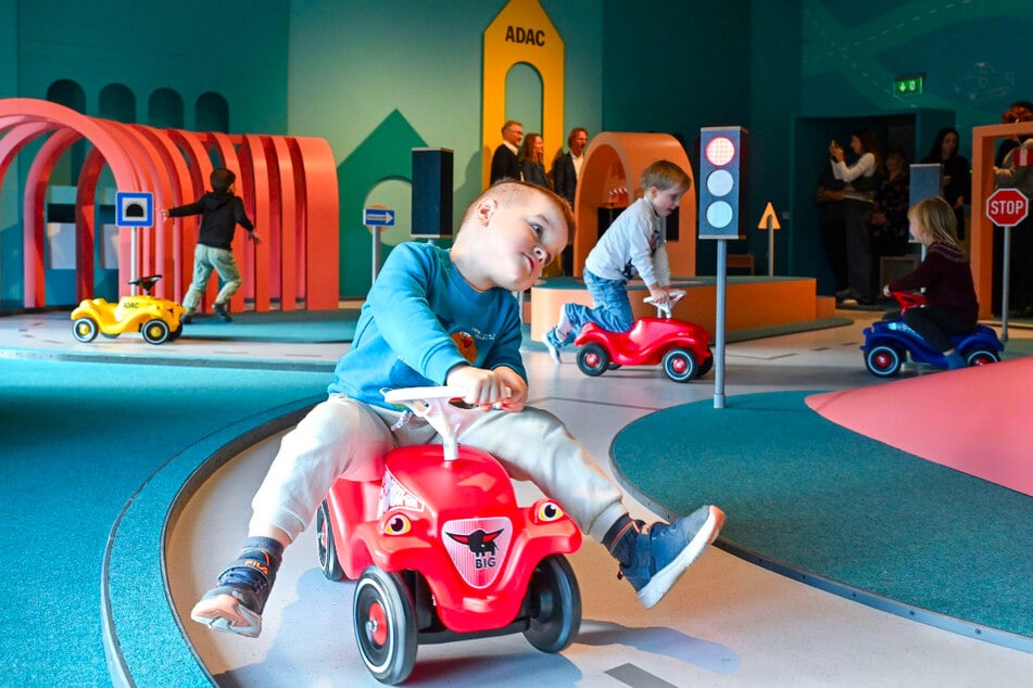 Museumsmaus Flitzi lädt kleine Entdecker zu spannenden Stationen und einem Bobbycar-Parcours im Verkehrsmuseum Dresden ein.