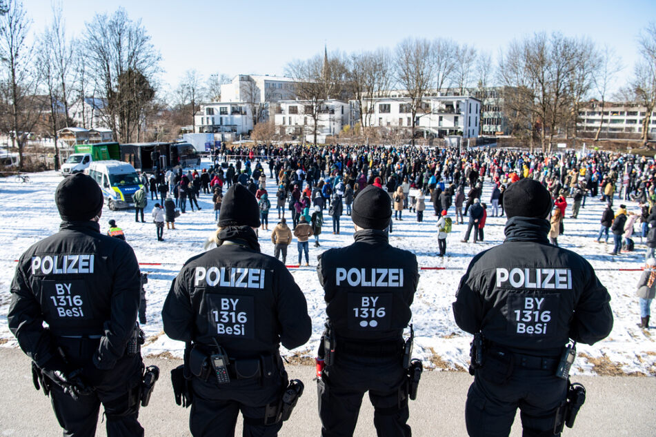 Polizisten beobachten die Versammlung mit dem Thema "Wir klären auf - gegen überzogene Corona-Maßnahmen der Regierung".