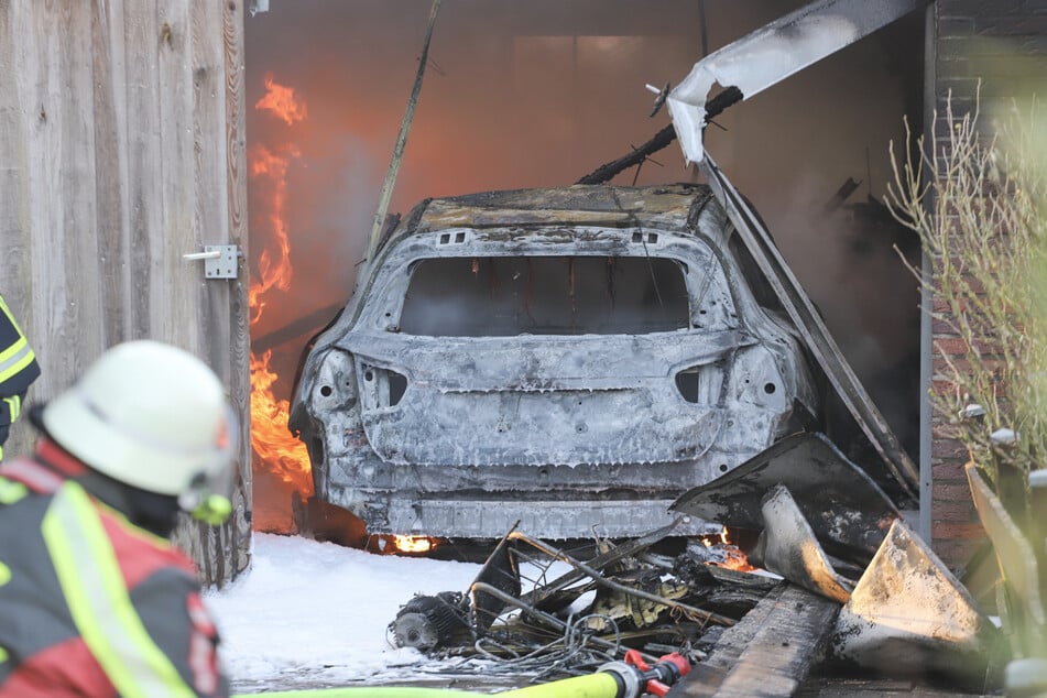 In Kellinghusen ist am Donnerstagnachmittag ein Mercedes in einer Garage in Brand geraten.