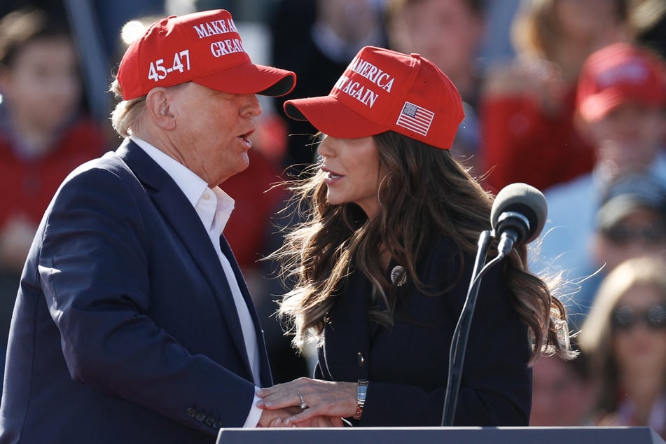 Presidential candidate Donald Trump (l.) shaking hands with South Dakota Governor Kristi Noem (r.) during a Buckeye Values ​​PAC Rally in Vandalia, Ohio on March 16, 2024.