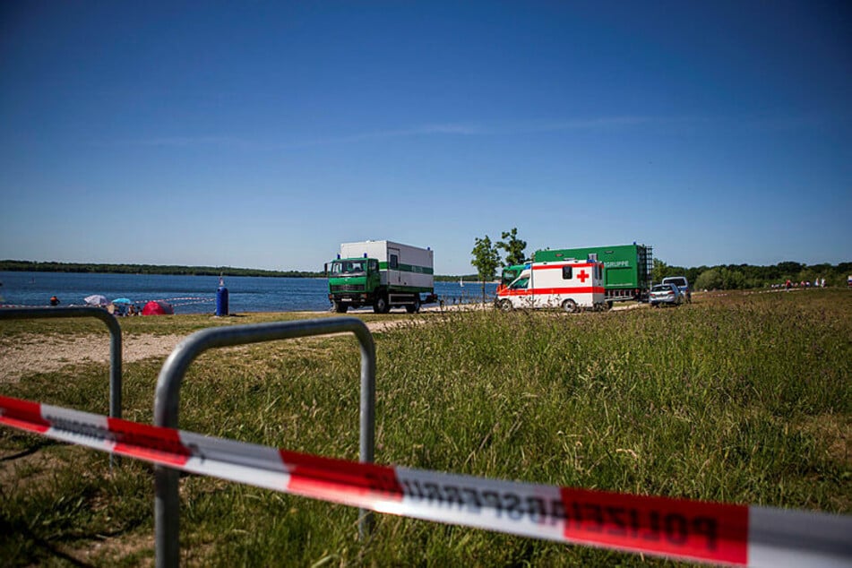 Die Polizei hat Teile des Oststrands nach dem Leichenfund abgesperrt.
