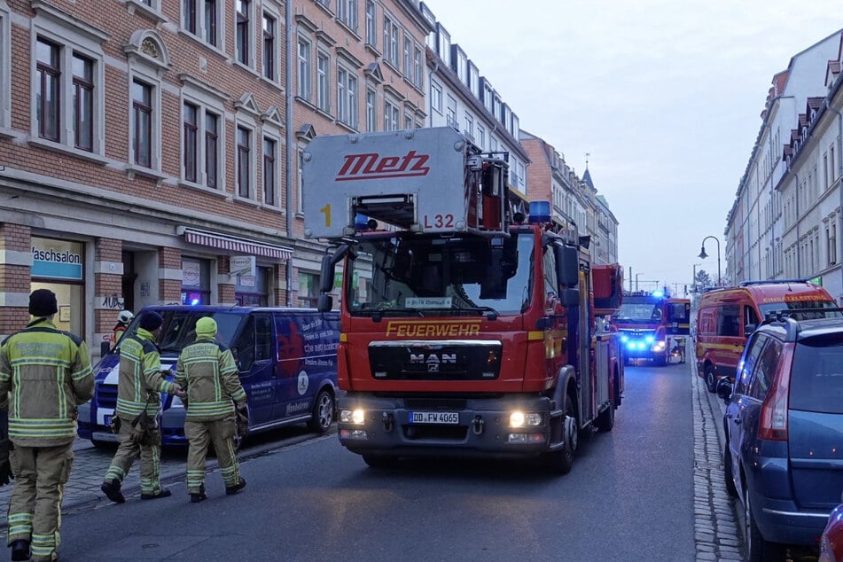 Gegen 16.10 Uhr brach in einem Mehrfamilienhaus an der Rudolf-Leonhard-Straße ein Brand aus.