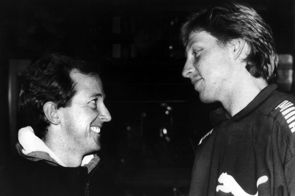 Bob Brett (l), damaliger Tennistrainer, und Boris Becker, Tennisspieler, geben eine Pressekonferenz.