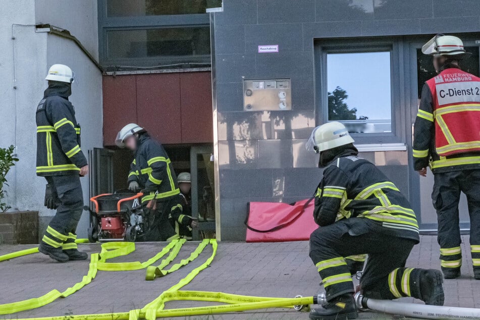 Die Feuerwehrleute bekämpften die Flammen von mehreren Seiten.