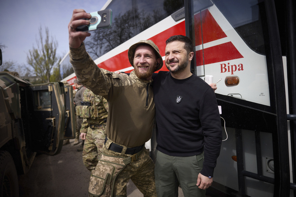 Der ukrainische Präsident Selenskyj dankte bei seinem Besuch an der Front den Soldaten für ihren Einsatz.