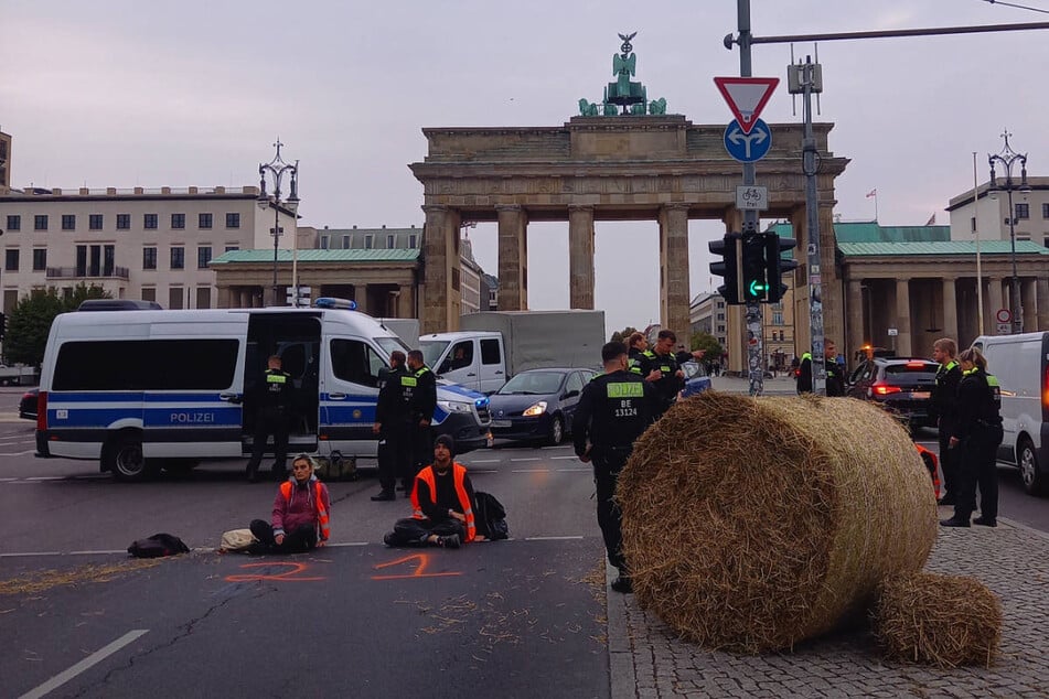 "Letzte Generation" mit Heu und Stroh auf der Straße: "Klimakrise = Ernährungskrise"?