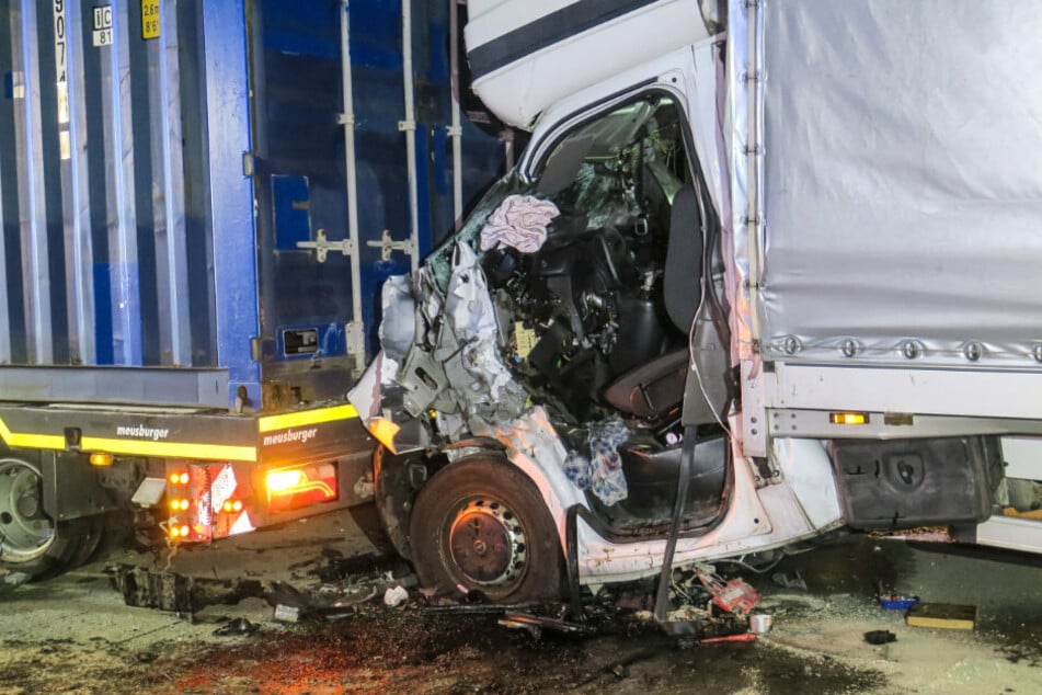 Transporter-Fahrer bei Auffahrunfall auf A72 eingeklemmt