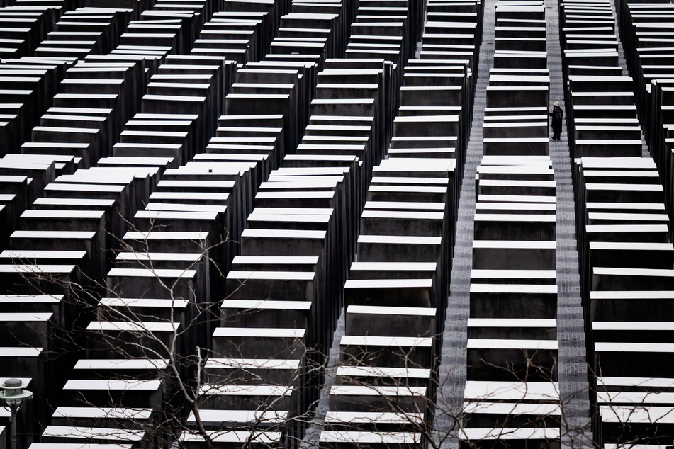Nicht nur am Holocaust-Mahnmal in Berlin wird an die ermordeten Juden gedacht.