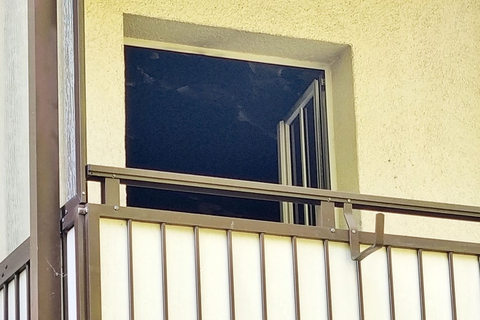 Aus der zweiten Etage des Wohnhauses qualmte es.