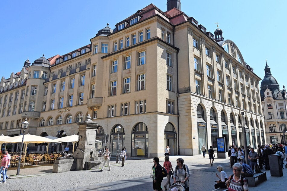 Bis zur Eröffnung Mitte Juni wollen die Düsseldorfer schon mal mit einem Flagship-Store locken.
