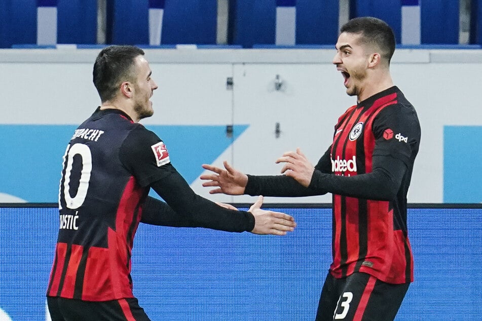 Filip Kostic (l.) bereitete den 3:1-Endstand für Eintracht Frankfurt von André Silva gegen die TSG 1899 Hoffenheim vor.