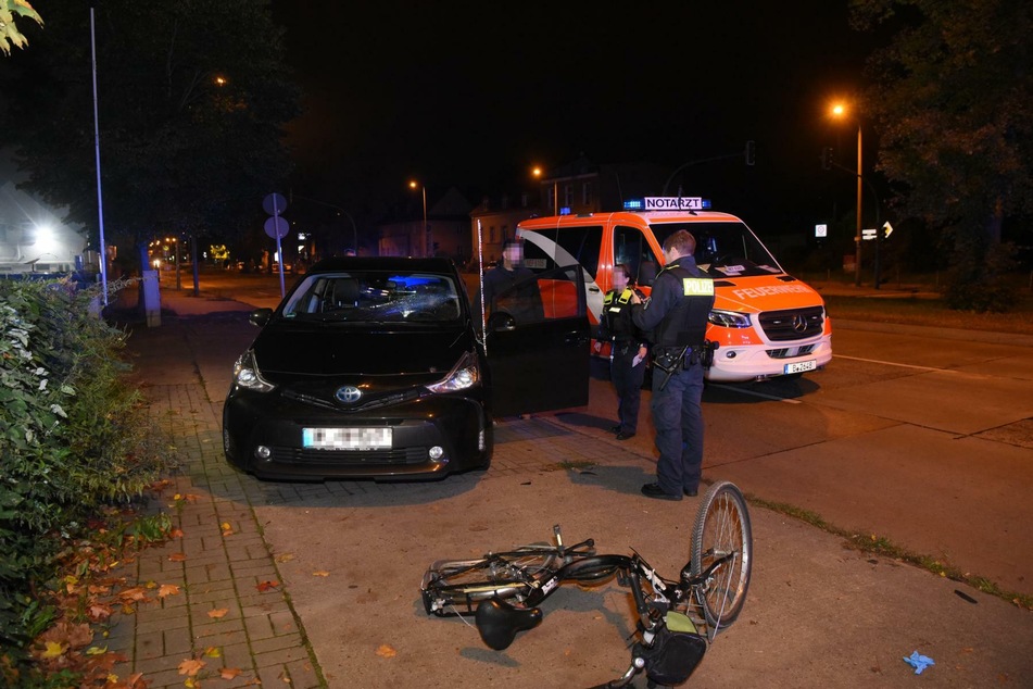 Ein schwarzer Toyota und ein Radfahrer sind am frühen Sonntagmorgen zusammen geknallt.
