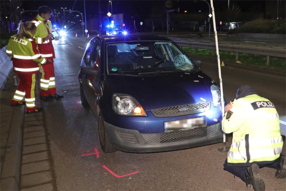 Heftiger Unfall in Dresden: Ford erfasst Fußgänger!
