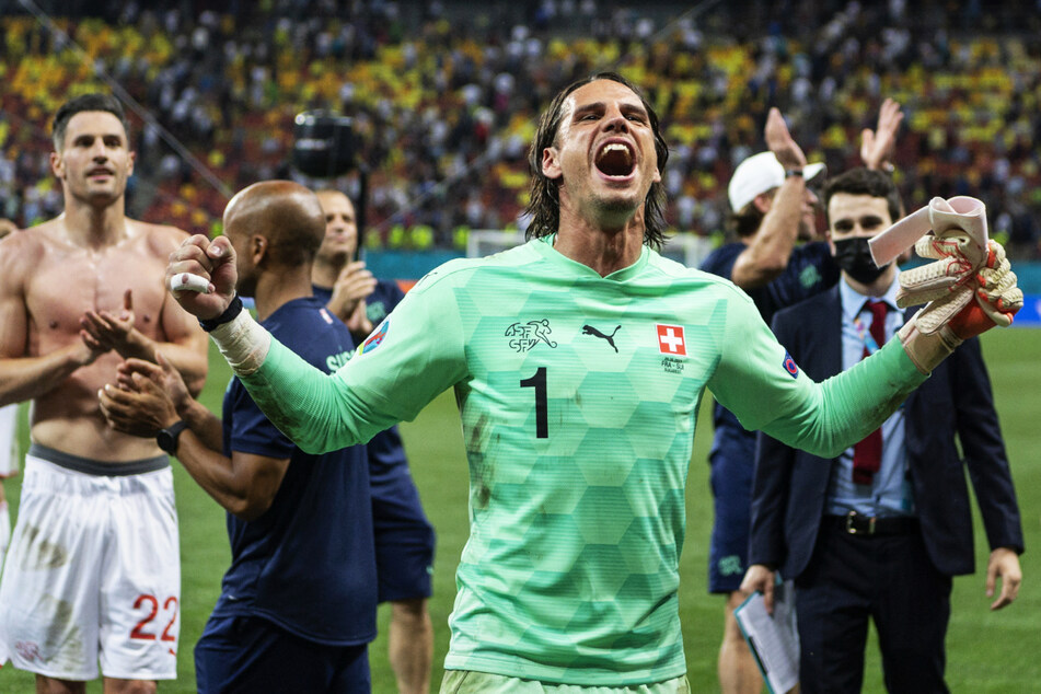 Yann Sommer (v.) war der Held des Spiels! Der Keeper von Borussia Mönchengladbach parierte den Elfmeter von Superstar Kylian Mbappe und sorgte so für den Schweizer Einzug ins Viertelfinale.