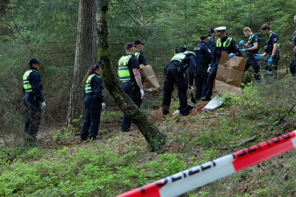 Die Polizei suchte mit einer Hundertschaft in dem betroffenen Wald nach weiteren Leichenteilen. (Symbolbild)