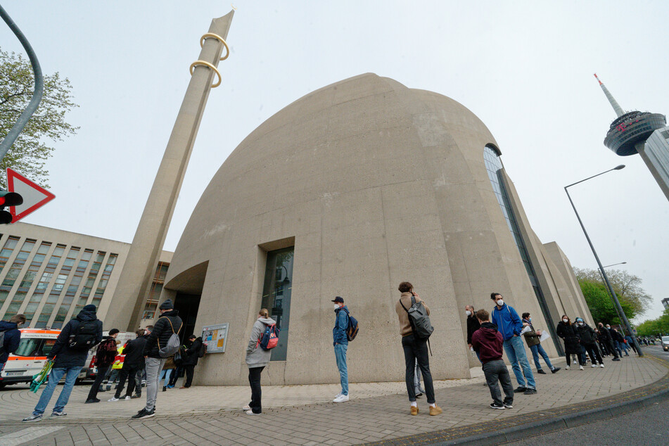 Der Andrang bei der Impfaktion in einer großen Kölner Moschee ist auch am Sonntag groß gewesen. Der erste Geimpfte war bereits gegen 4 Uhr morgens vor Ort.