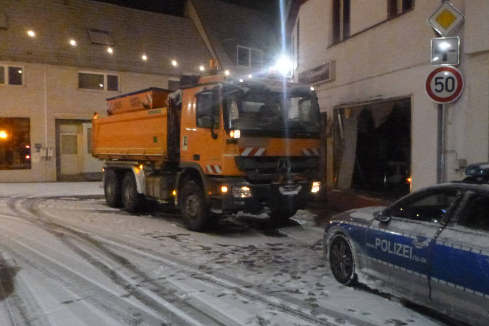 Behelfsmäßig musste der Laden wieder verschlossen werden.