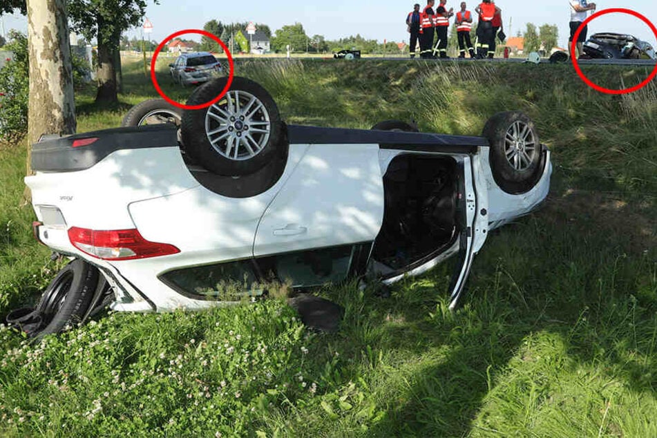 Alle drei Wagen landeten im Graben. Der Ford Focus als einziger auf seinem Dach.
