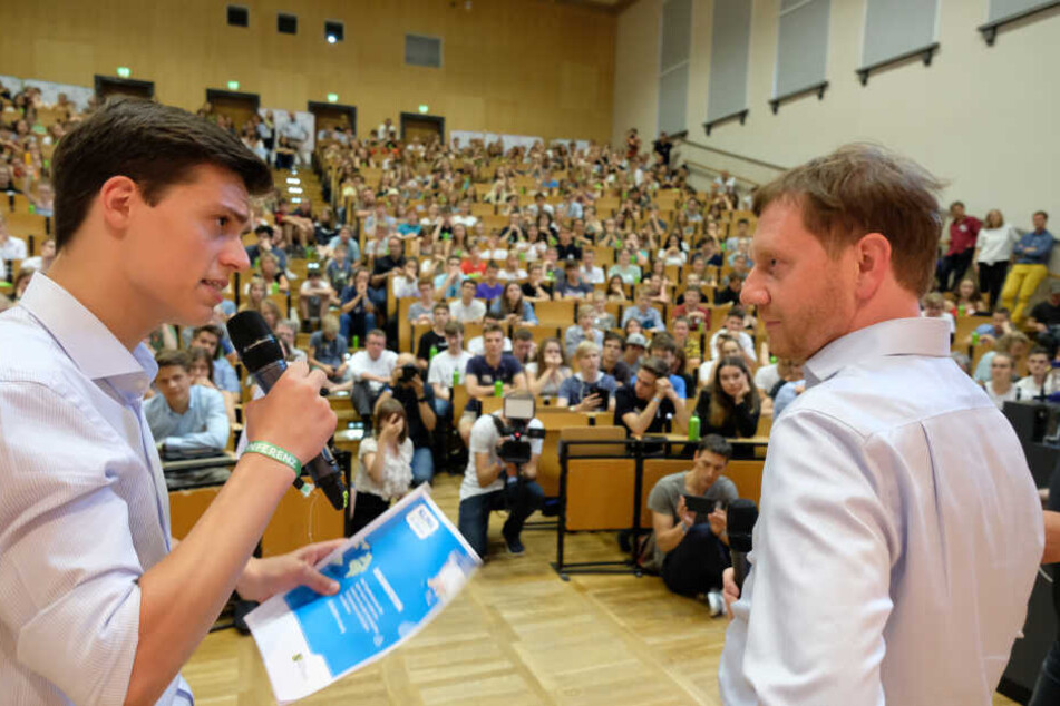 Noah Wehn, Sprecher des sächsischen Landesschülerrates, im Gespräch mit Sachsens Ministerpräsident Michael Kretschmer.