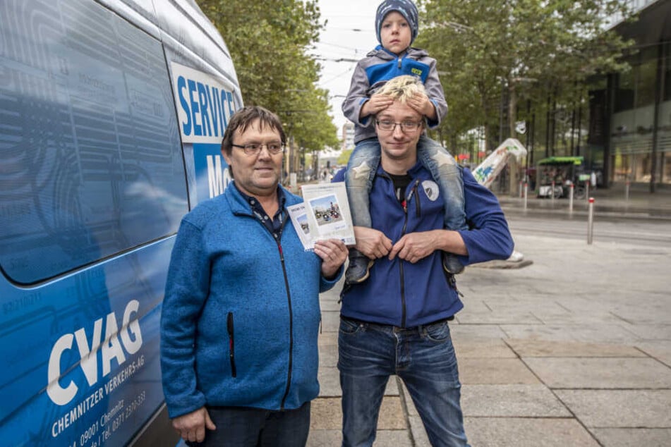 Stefan (56) und André Bohn (3) mit Felix (4) haben am Montag bei der CVAG-Aktion zur Mobilitätswoche Tickets gewonnen.