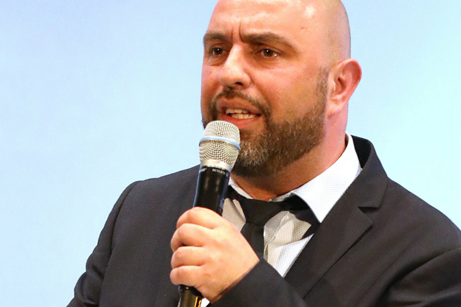 Schriftsteller und Kabarettist Serdar Somuncu (52) spricht bei einer Preisverleihung. (Archivbild)