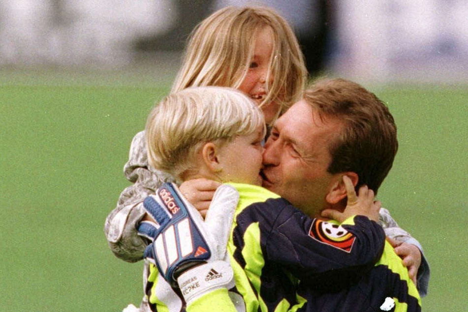 Pascal als Dreijähriger mit Schwester Carolin und Papa Andreas. Das Küsschen bekam der Papa, weil er mit Nürnberg die Bayern 2:0 geschlagen hat.