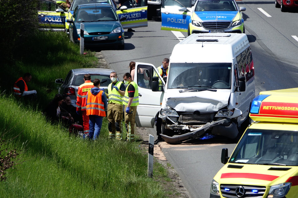 Unfall A4: Sechs Verletzte auf der A4: Kleinbus kollidiert mit Stauende