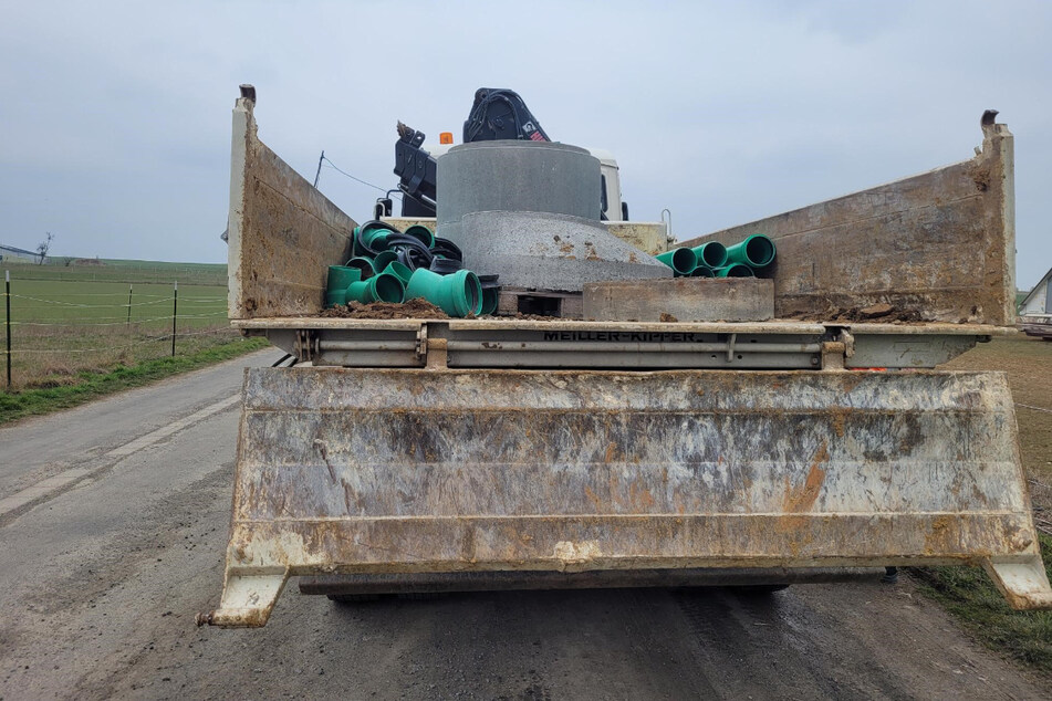 Etwa eine Stunde benötigte der Lasterfahrer um die Ladung richtig zu sichern.