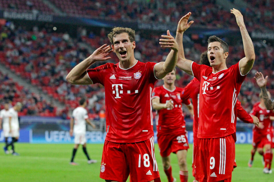 Bayerns Leon Goretzka (l.) feiert mit Robert Lewandowski das erste Tor seiner Mannschaft.