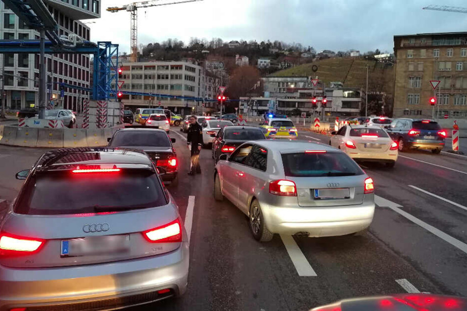Die Polizei stoppt den Korso, mehrere Teilnehmer kamen aus Tirol angereist.