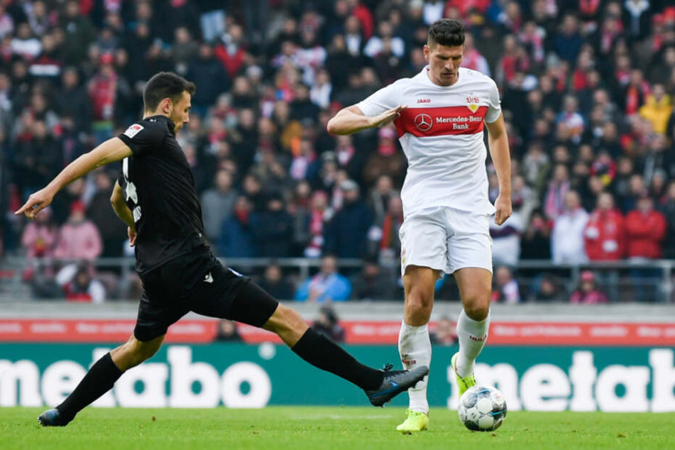 Lukas Fröde (l) vom Karlsruher SC in Aktion gegen Mario Gomez (r) vom VfB Stuttgart.