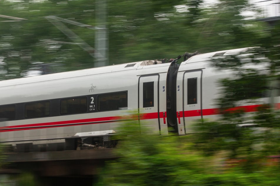 Wegen der ICE-Panne musste am Abend die Bahnstrecke Hannover-Bremen gesperrt werden. (Symbolbild)