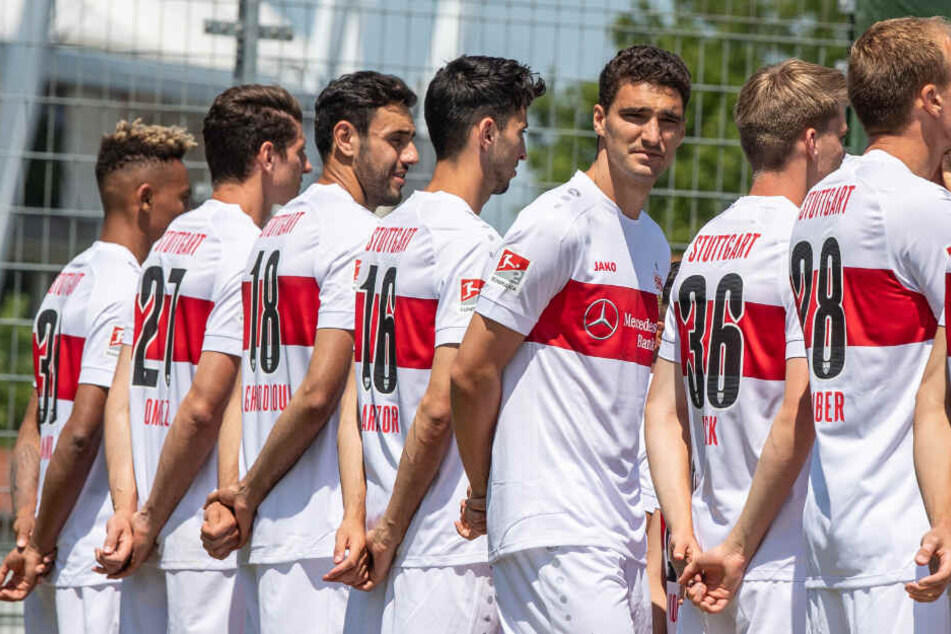 Ein Teil der VfB Stuttgart-Mannschaft beim Knipsen des Mannschaftsfotos.
