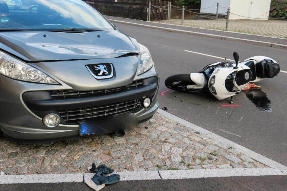Das Motorrad krachte zunächst gegen einen Kleintransporter, anschließend gegen den Peugeot.