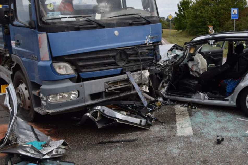 An Bord des Autos waren eine Frau und zwei Kinder. Die 32-Jährige kam lebensgefährlich verletzt in eine Klinik.