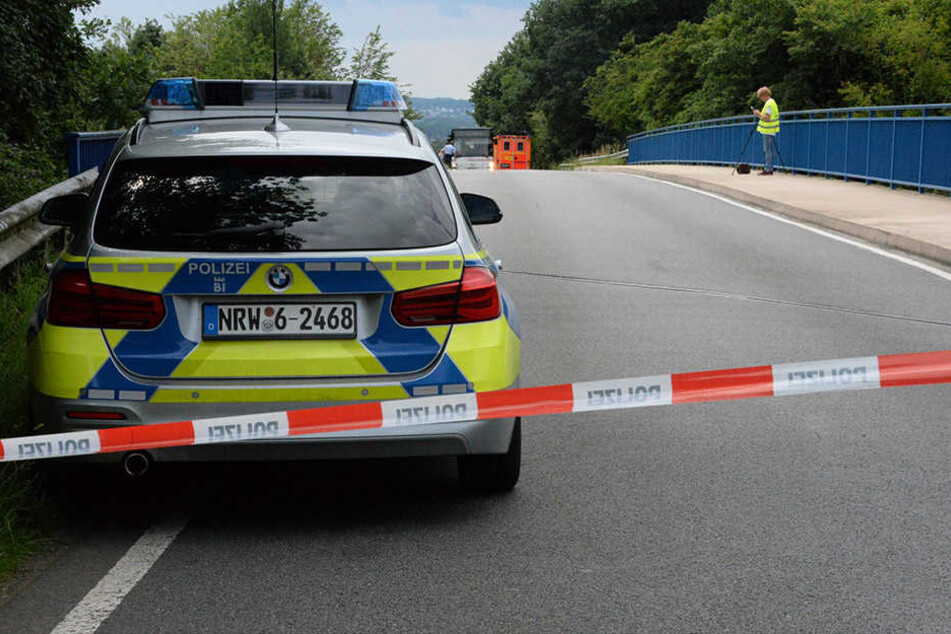 Die Brücke über der Autobahn wurde gesperrt.