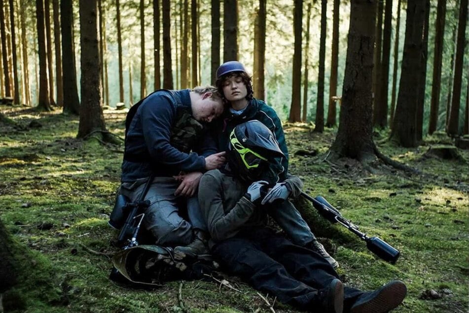 "Oase"-Szene mit Anton Petzold (Andy), Mathilda Smidt (Maja) und Florian Geißelmann (Lukas).