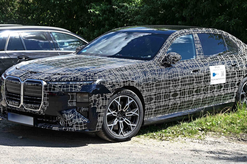 Leipzig: Getarnter Luxus-BMW bei Leipzig entdeckt: Handelt es sich hierbei wirklich um einen Prototyp?